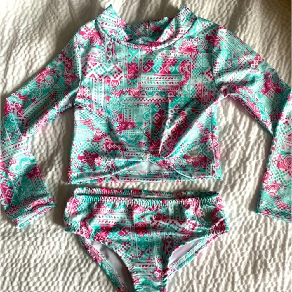 BODY GLOVE GIRLS two piece suit/rash guard!💕 protect her skin with 50 UPF!!☀️